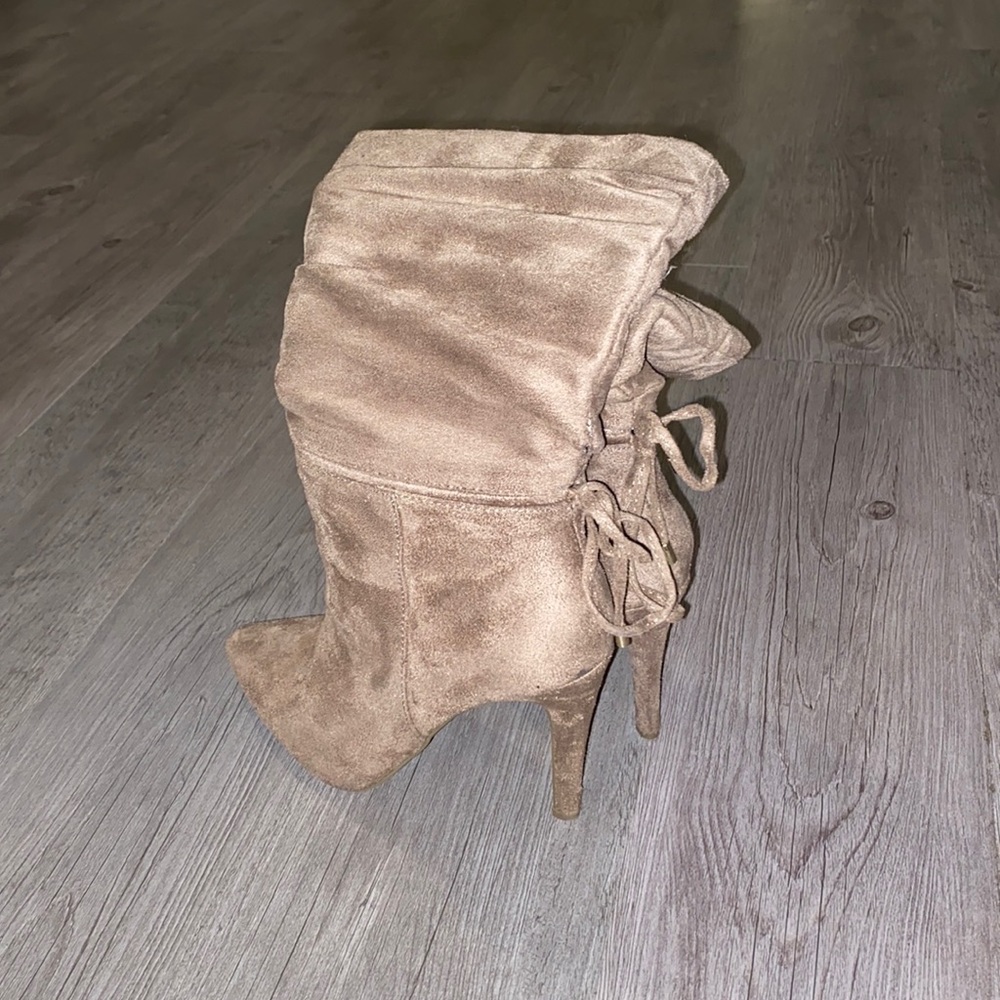 Beautiful a tan suede boots!